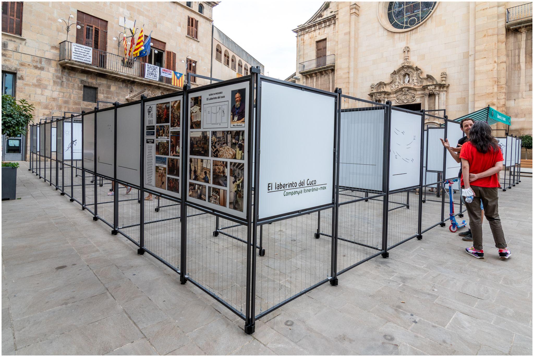 Perspectiva de una esquina exterior de EL LABERINTO DEL CUCO durante su estreno en Fira Tàrrega